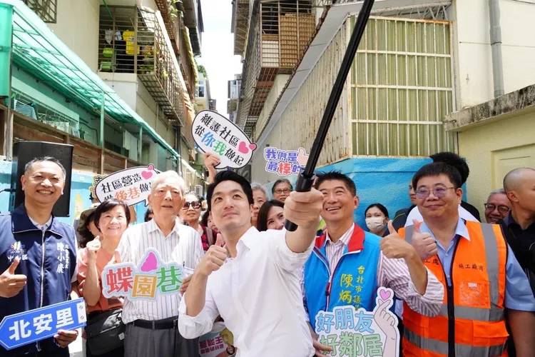 蔣萬安帶頭打卡，左後方為前市長黃大洲。北市府提供