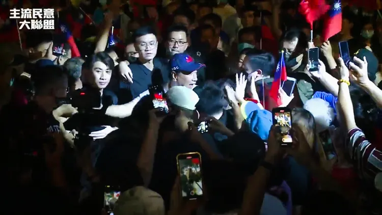 郭台銘大進場，與支持者一一握手。取自郭台銘臉書