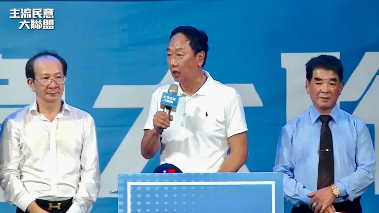 郭台銘左打民進黨執政不力，右批在野黨只顧自己利益。取自郭台銘臉書直播