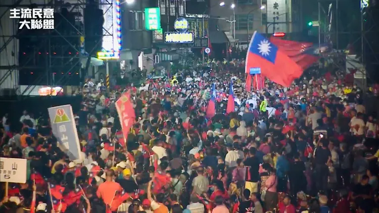 郭台銘台南造勢，吸引三千人到場。王志弘攝