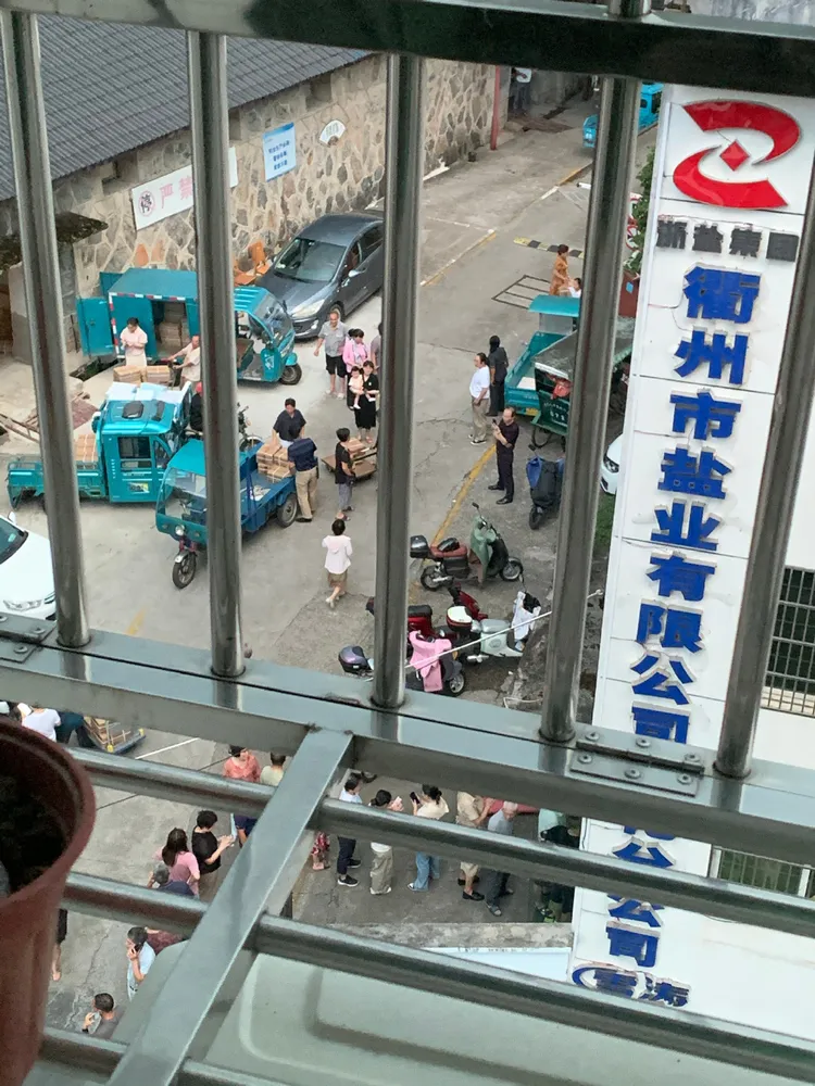 民眾聲稱鹽工廠外有搶購人潮。翻攝微博