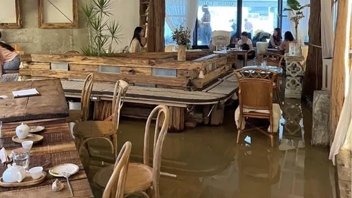 暴雨狂襲！三峽咖啡廳瞬間變室內泳池　「颱風都沒這麼誇張」