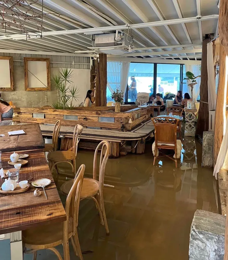 今天下午雙北午後對流雲系旺盛，新北市三峽一間咖啡廳遭積水湧入變室內泳池。翻攝爆料公社