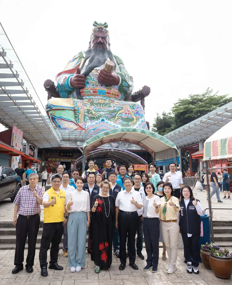 眾人參拜後合影。新竹市府提供
