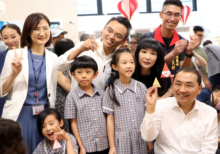 市長侯友宜與在地議員蔡淑君、立委洪孟楷與區長廖武輝等人出席李科永兒童圖書館啟用典禮。館方提供