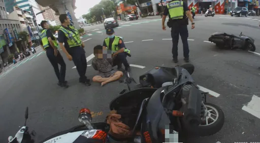 機車男酒駕拒警攔查　闖紅燈迴轉撞倒女騎士釀2傷