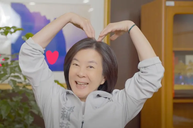 法官認為邱莉莉對警官的言行具侮辱、貶抑、輕蔑等意味，判處拘役30日。取自邱莉莉臉書。