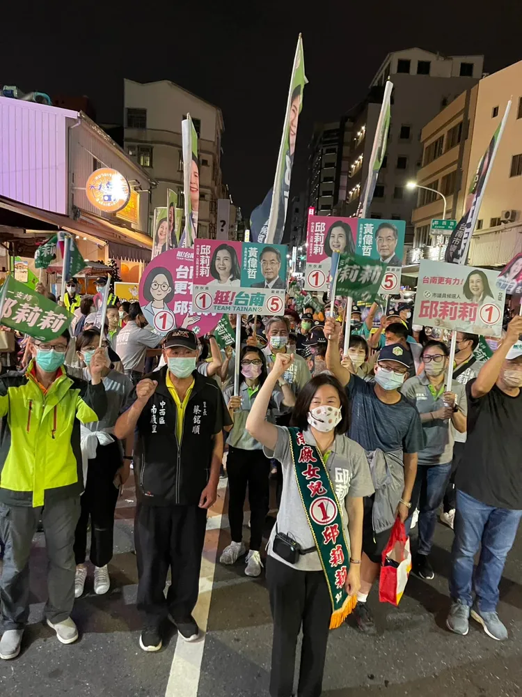 邱莉莉不滿競選期間遭網路攻訐，前往派出所提告。取自邱莉莉臉書