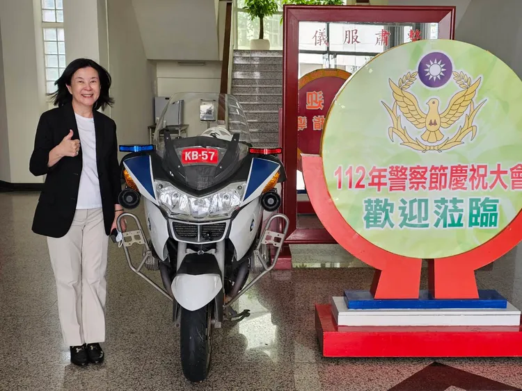 邱莉莉在派出所當眾飆罵，經國民黨議員爆料才曝光。取自邱莉莉臉書