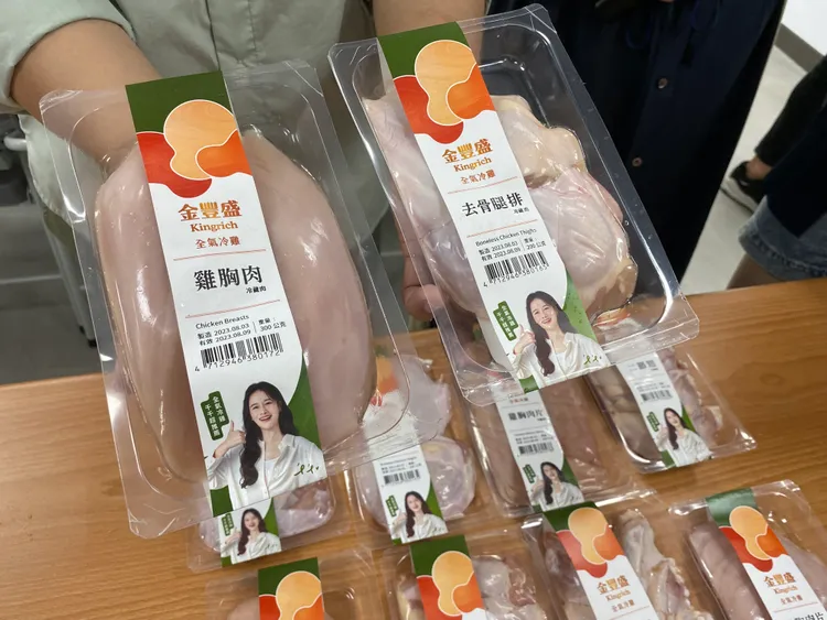 家樂福販售的「金豐盛」以雞胸肉銷售最佳，其次為去骨腿排。陳怡文攝