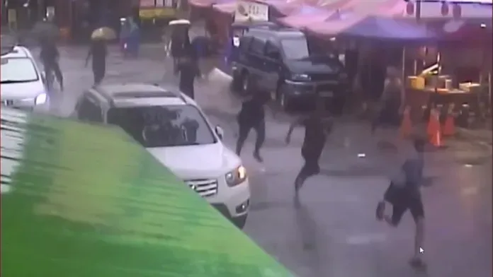 逃逸移工見警方到場，迅速「開跑」。翻攝自記者爆料網