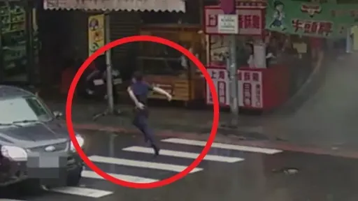 還想逃!警員祭《火影忍者》後掠翼跑法追捕 飛毛腿移工悲劇了