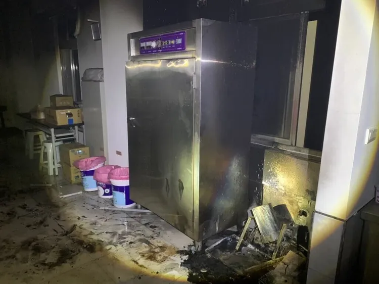 澎湖縣馬公市新村路一間寺廟8日凌晨發生火警，消防局表示，初步調查是2樓飲水機起火燃燒。澎湖縣消防局提供