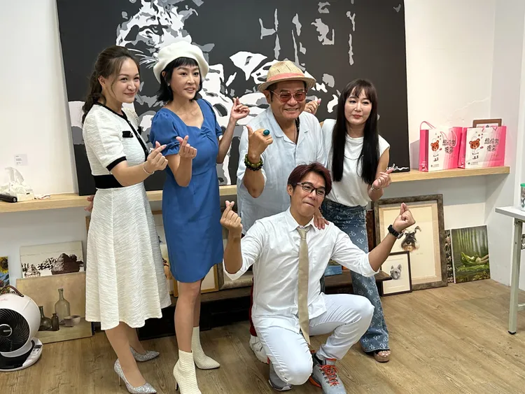 陳子強（前）開畫展，好友陳立芹、許效舜、唐玲和周惠珊都到場力挺。趙大智攝