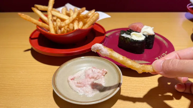 壽司郎隱藏美味吃法，黃金脆薯+鱈魚子沙拉軍艦。業者提供