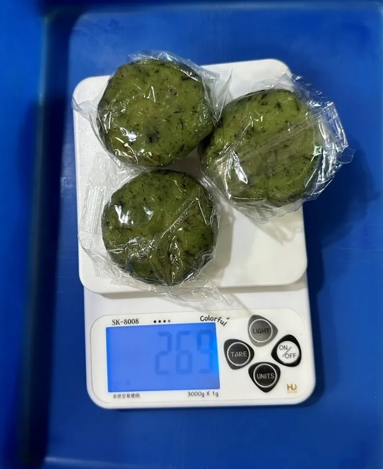 北市中山市場手工麻糬攤賣的「草仔粿」防腐劑己二烯酸超標。衛生局提供