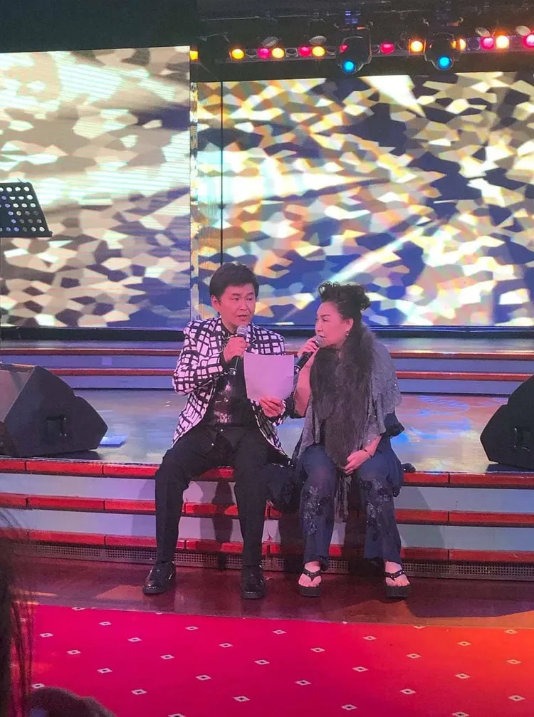 陳盈潔（右）4年前中風當天還上郵輪演出，多虧主持人賀一航機智救場。翻攝許常德臉書