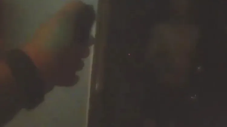 警方前往新屋的汽車旅館逮人。翻攝畫面