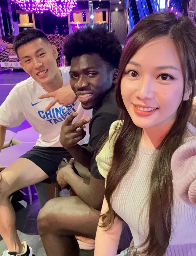 蔡尚樺貼出和林秉聖一起吃消夜。翻攝自蔡尚樺IG