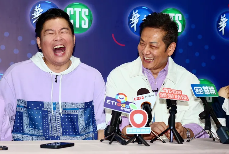 徐乃麟（右）、曾國城一搭一唱虧後輩，全場笑翻。彭欣偉攝