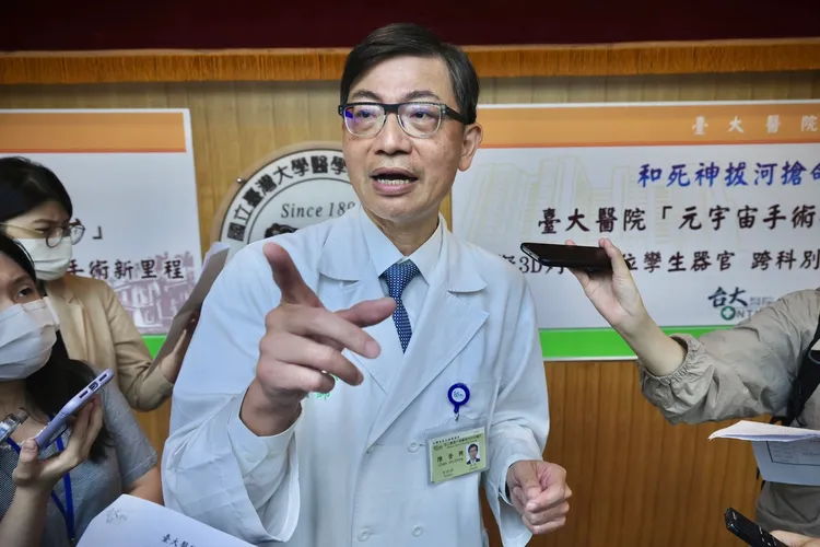 台大醫院外科部主任陳晉興(圖)與台灣大學電資學院洪一平教授合作研發「元宇宙手術模擬平台」。林林攝