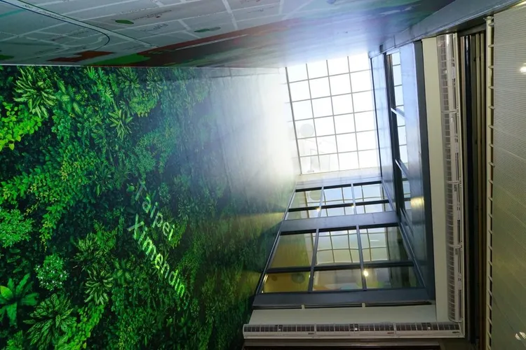 觀傳局標榜西門町遊客中心有明亮天井，設計以滿牆綠意的植栽繪圖。觀傳局提供