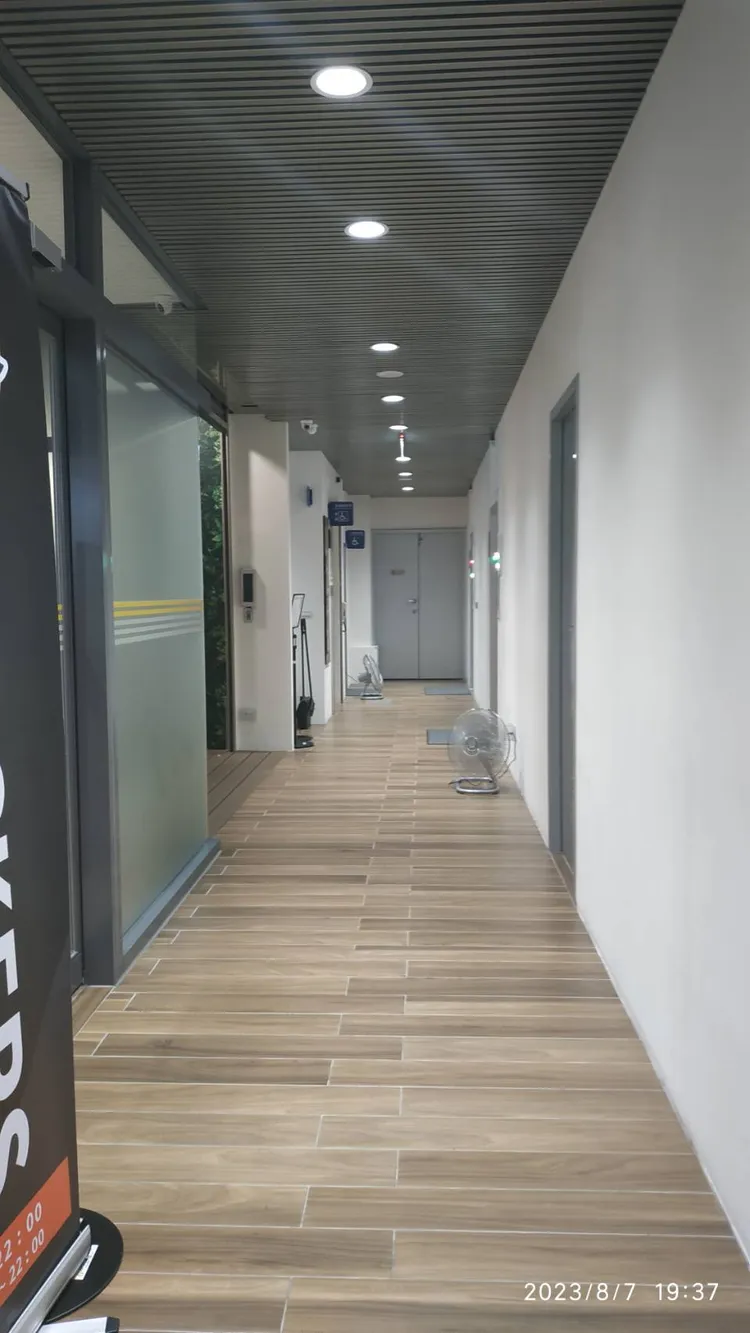 遊客中心要開電風扇散熱。鍾佩玲議員辦公室提供