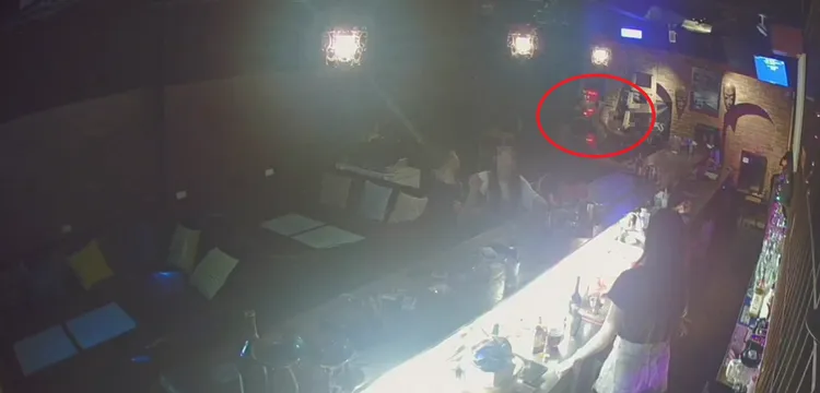 陳男友人見狀，連忙上前安撫其情緒。翻攝照片