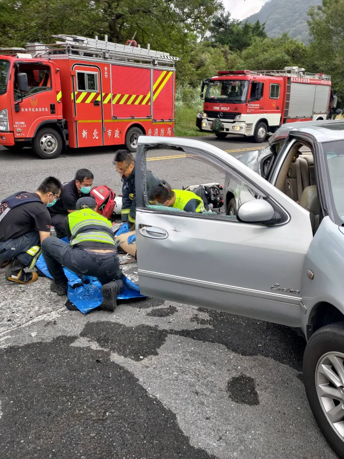 消防人員到場將騎士送醫。翻攝畫面