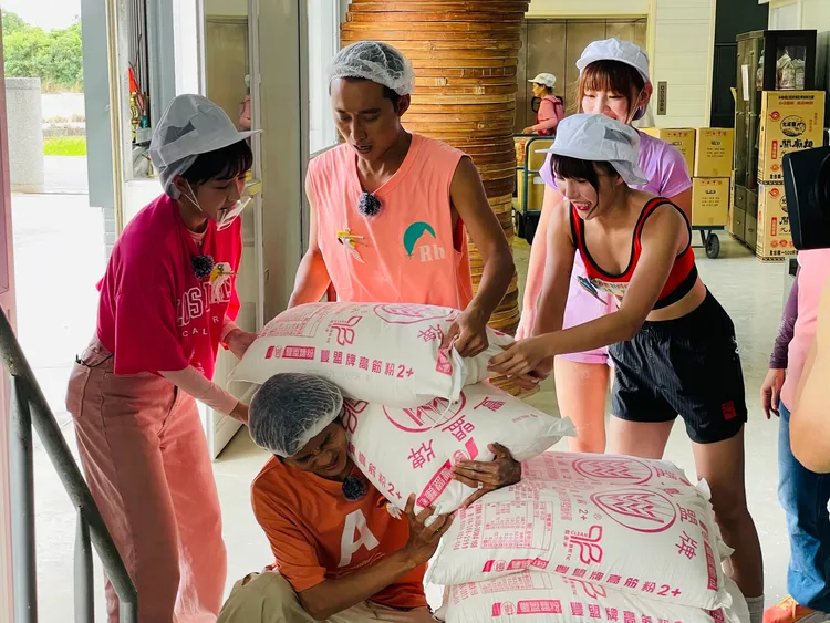 阿翔（中）扛22公斤麵粉，體驗關廟麵製作。民視提供