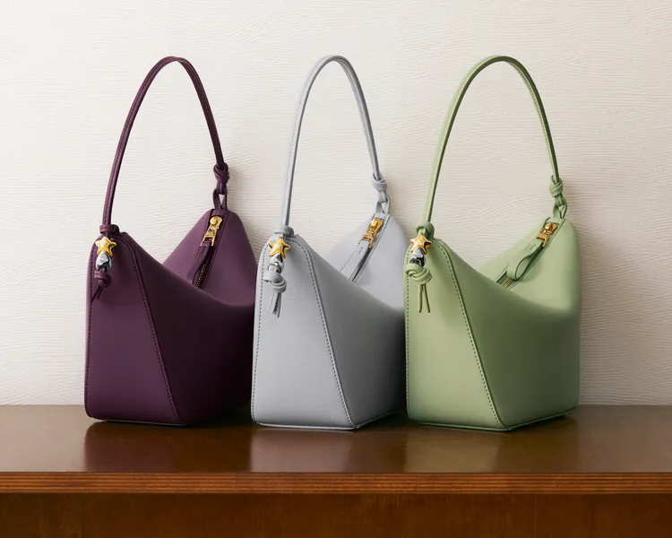 Hammock Hobo綠星星綴飾肩背包，各5萬9000元。品牌提供
