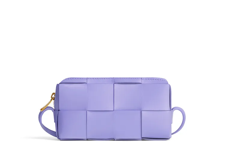 Cassette紫晶色編織皮革斜背包，5萬1700元。品牌提供