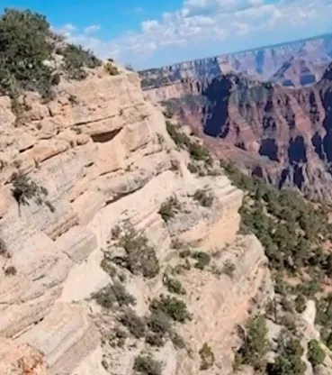 考夫曼在墜崖之前才拍了這張照片，可見地形有多險峻。翻攝KPNX新聞