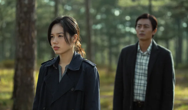 新銳女演員傳英（左）詮釋女主角小薇。公視提供