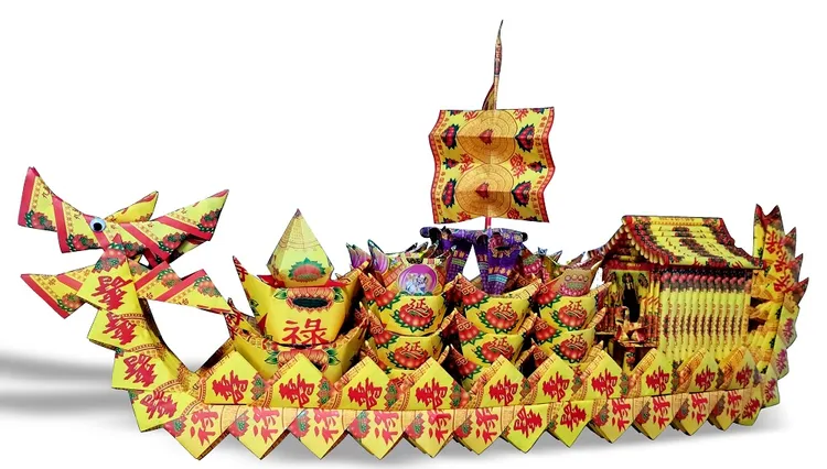 3.6呎消災祈福龍船，售價2099元，數量有限，售完為止。大潤發提供