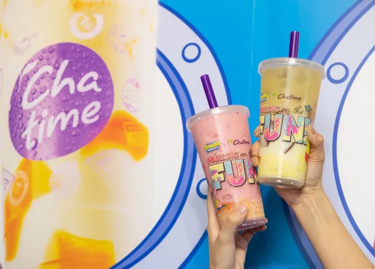 日出茶太此次聯名汲取海綿寶寶的經典元素，共推出2款期間限定新飲品。日出茶太提供