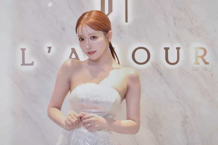 三上悠亞手上戴著0.5克拉鑽戒不婚頭。林林攝