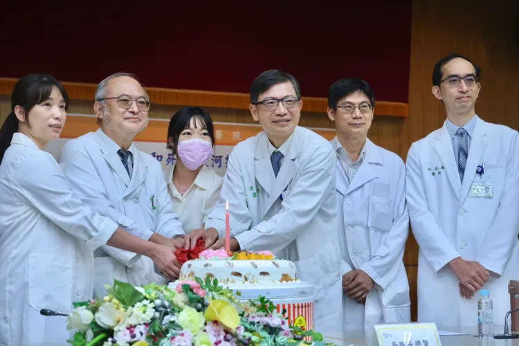 台大醫療團隊與病人唐小姐切蛋糕慶祝重生。林林攝