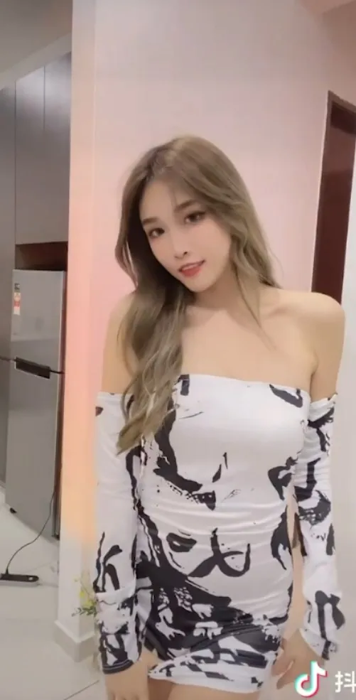 長髮美女露肩展現好身材。IG@fedora_ng 提供