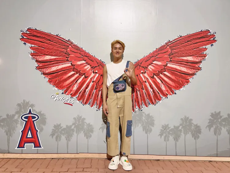 吳克群前往天使隊主場看球賽，比出「今天很OK手勢」。滾石唱片提供