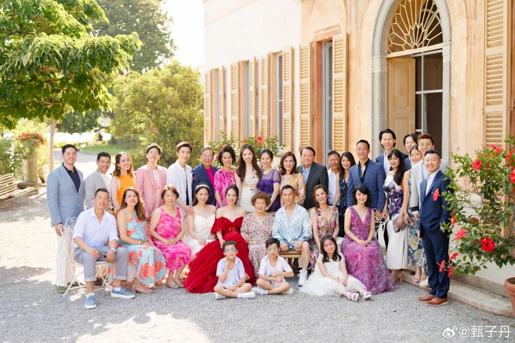 甄子丹今年7月還大手筆在義大利補辦奢華婚禮，展現愛妻男人好形象。甄子丹（右3）和岳母（右2）比鄰而坐，兩人僅相差6歲。翻攝甄子丹的微博