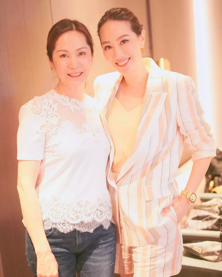 汪詩詩（右）與汪媽合照。翻攝《jenniferlijunwang》的IG