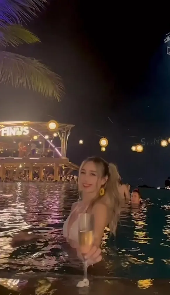 越夜越美泡在泳池中喝香檳。IG@chu_0817提供