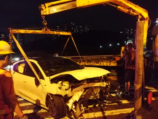 國1汐止系統轎車自撞分隔島釀1傷　車頭全爛！後方車輾碎片爆胎啦