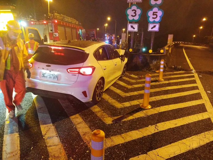 福特車自撞分隔島。翻攝畫面
