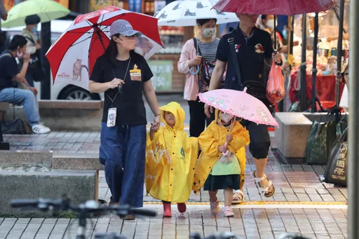 明雨勢稍緩!午後雷陣雨外出帶傘 蘭恩颱風襲日旅客注意