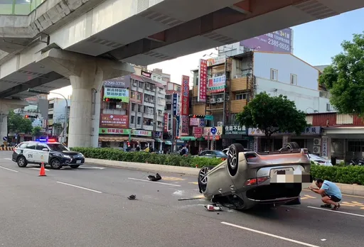 台中男這原因遇警攔查不停加速逃 自撞分隔島「烏龜翻」釀2傷