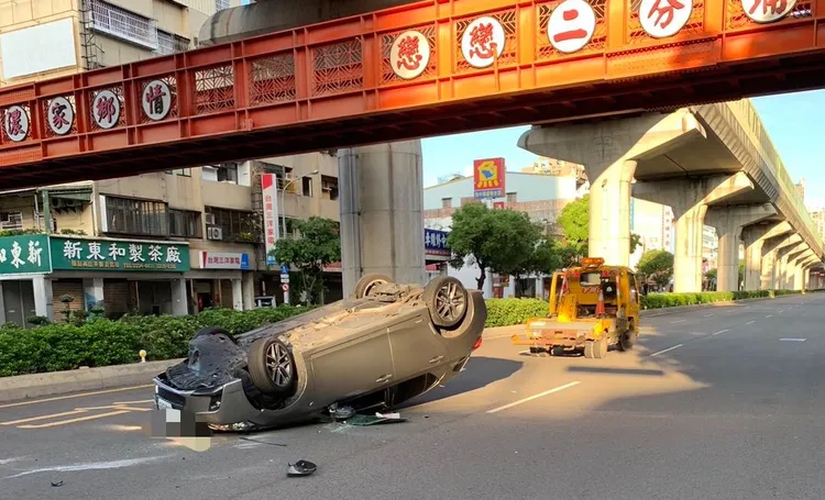 林男躲警攔查自撞分隔島翻車。民眾提供