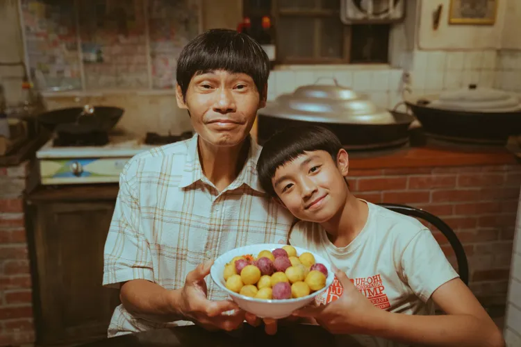 阮柏皓（右）透過「地瓜球」對阿公夏靖庭傳達無限情感，成全劇催淚彈引爆觀眾淚水。紅衣小女孩股份有限公司提供