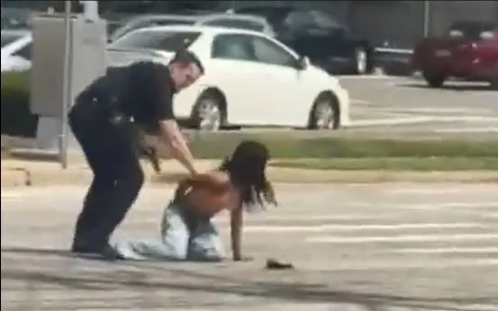 警方壓制嫌犯送醫。翻攝推特